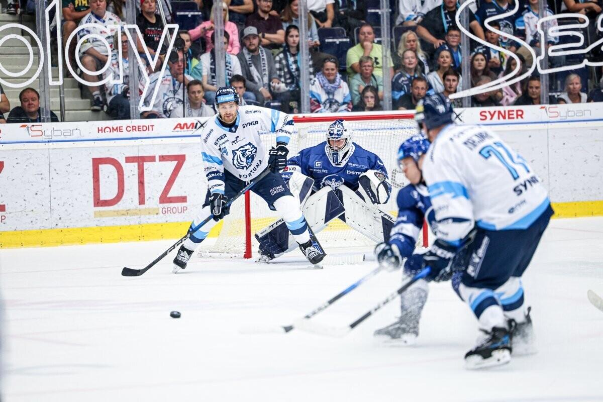 Adam Musil před brankou Adama Brízgaly, foto: www.hcbilitygri.cz